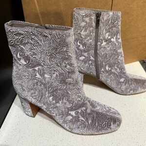 Chic Patterned Ankle Boots in  Light Lilac Gray